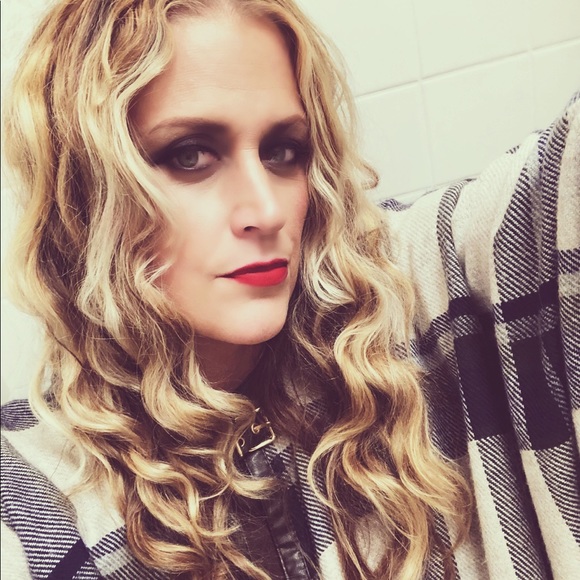 Meet your Posher, Christina - Picture 1 of 4